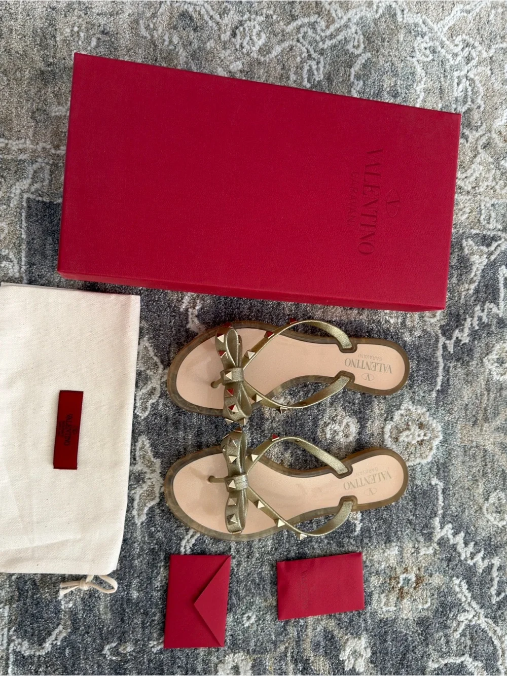 Valentino Garavani Gold Rockstud Bow Thong Sandals - Picture 1 of 11